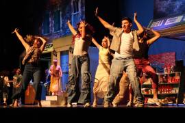 Los actores dieron vida al barrio latino con energía y pasión.