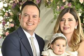 Valentina con sus padres Roberto Rendón y Ana Lucía Peart.