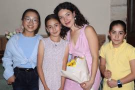 Adriana Solís, directora de la Academia de Arte Lily, con Julia Yoojoo Hwang, Victoria Grinberg y Carolina Acosta.