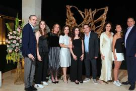 Mariale Morales, Camila Dávila y Ana María Chávez acompañadas por sus papás.