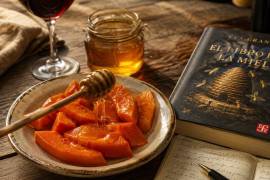Entre recuerdos de mesa y lecturas inesperadas, la miel se convierte en el hilo conductor de esta reflexión gastronómica.