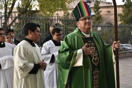 El obispo Hilario González García a su llegada a la misa solemne.