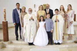 La festejada con Alberto Espinoza, Marijose César, el P. Fernando Enrique Torres, Sofía Mendel, Luis Gutiérrez, Andrés Gutiérrez, el P. Michel Errecart, Linzy y Andrea Gutiérrez.