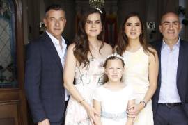 Eva con sus padres y padrinos, Josué Valdés, Ale Arredondo, Marifer Arsuaga y Mario Mata.