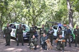 Los integrantes de la Policía Ambiental con los animalitos que son parte de esta.