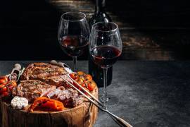 Un filete jugoso y dos copas de vino argentino: el maridaje perfecto que celebra la pasión de la tierra y la vid.