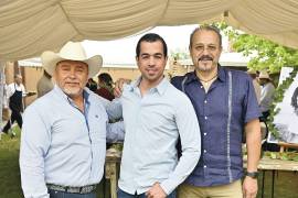 Mario con su suegro, Óscar Bustos y su papá, Arturo Sosa.