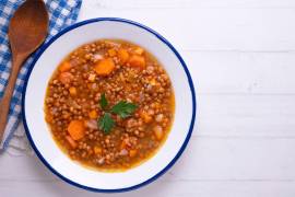 Lentejas guisadas con verduras, platillo reconfortante.