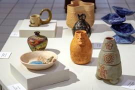 La cerámica explora formas abstractas, hiperrealistas y experimentales.