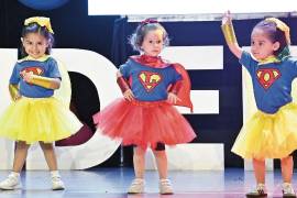 Con ternura y entusiasmo, los más pequeños llenaron el escenario de alegría y orgullo.