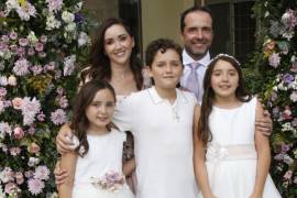 Isabella y Sofía con sus papás, Sofía López y Arturo Ferrer y su hermano Arturo Ferrer.