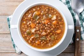 La sopa de lentejas, un clásico humilde y lleno de significado que permanece en la mesa y en la memoria.