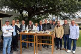 Reunión de amigos para ver el Super Bowl.