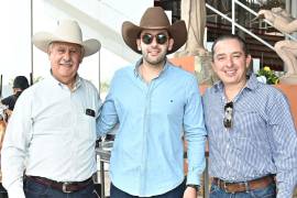 Leonardo con su papá, Leonardo Dávila, y su suegro, Javier Cabello.