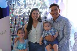 Ana Cecilia con sus padres, Cecilia Valdés y Ángel Prado, y su hermano, Ángel.