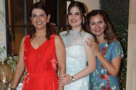 Ale con su mamá, Gaby Castillo, y su madrina, Anita González.