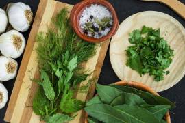 Albahaca, tomillo, menta y mejorana: hierbas que no solo dan sabor, también guardan memoria, cultura y palabras.