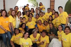 Irma Melo García de Garza acompañada por sus familiares.
