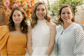 Caro Covarrubias con Alice Elizondo y su mamá, Abigail Larios.