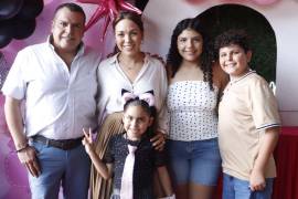 Sara con sus papás, Pablo Abugarade y Sandra Pérez y sus hermanos, María José y Pablo Abugarade.