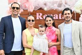 Renata con sus papás, Gilberto Martínez y Marifer Sánchez, y sus padrinos, Guillermo Morales y Miriam Fernández.