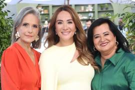 Anna Lucía con su suegra, Gaby MacGregor, y su mamá, Norma Reyes.