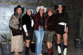 Ale Becker, Brenda Siller, Liliana Jiménez, Ana Bertha Siller, y Mariana López organizaron el evento.