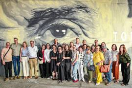 Familiares y asistentes a la inauguración del mural.