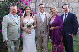 Los novios con Marco Saucedo, Beatriz Rodríguez y Marco Saucedo, familia de Karina.