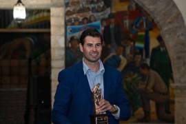 Antonio Dewey Pérez recibió la presea otorgada en memoria de su bisabuelo, don Humberto Castilla Salas.