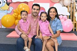 Sofía y Paula con sus padres Laura de la Peña y José Figueroa.