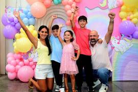 Alessa con sus padres Cindy Hernández y Alejandro Ibarra, y sus hermanos Patricio y Andrés.