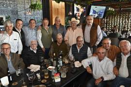 Héctor de la Fuente Rodríguez con sus amigos.