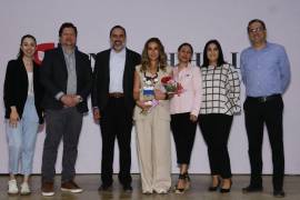 Jesús Santos Pérez y Paula Aguilar acompañados por integrantes del departamento de Psicopedagogía y docentes.