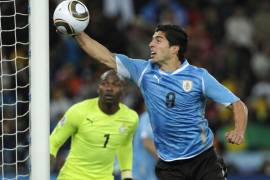 Luis Suárez celebra el pase de Uruguay a semifinales en Sudáfrica 2010, una clasificación tan memorable como controvertida.