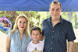 Pedro con sus papás, Perla Almaguer y Pedro Espino.