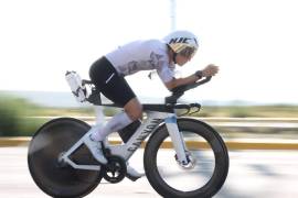 Rutina matutina de ciclismo como parte de su preparación diaria.