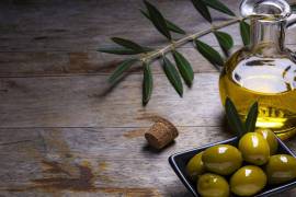 Desde la antigüedad, el aceite de olivo ha sido símbolo de salud, pureza y divinidad: ungüento, perfume, alimento y luz.