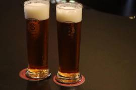 En medio del infierno norteño que azota a Saltillo, la cerveza —fría, “muerta”— se alza como el último refugio contra el calor que todo lo abrasa.
