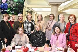 Rosy Garza y Rosy Almanza junto a sus amigas.