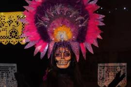 Cada Catrina representa la elegancia de la muerte y la fortaleza de la vida, dos mundos que se abrazan en la tradición mexicana.