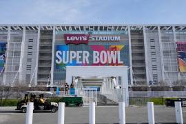 Trabajadores preparan el Levi’s Stadium para el Super Bowl LX entre los Seattle Seahawks y los New England Patriots, en Santa Clara, California.