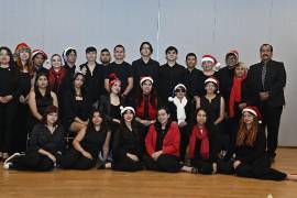 El maestro Óscar Álvarez dirige al Coro de la Escuela de Música de la UAdeC, un grupo que transforma la Navidad en un canto de solidaridad.