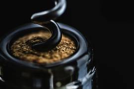 Aunque el corcho natural es sinónimo de tradición y envejecimiento, los tapones sintéticos y las tapas rosca ganan terreno por su practicidad y eficacia en vinos jóvenes.