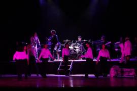 El elenco de Paparazzi en escena durante el estreno, mostrando el talento y dedicación del grupo estudiantil ARTEC.