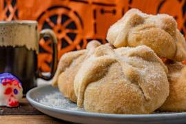 Pan de muerto y chocolate, tradición mexicana que celebra la memoria, el sabor y la alegría de estar vivos.