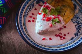 Los chiles en nogada, emblema del mestizaje y la libertad, son un platillo barroco y simbólico que guarda en su sabor historia, mito y nación.