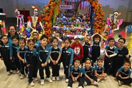 Miss Paola García y María Paula Dávila y su grupo de Kinder 1.