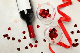 Una copa de vino puede ser el mejor pretexto para celebrar el amor y la amistad este San Valentín.