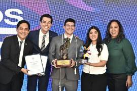 David Reyna, Adrián González, director general; Eugenio Álvarez Flores, ganador del Borrego de Oro; Dulce Medellín y Yessica Fuentes.